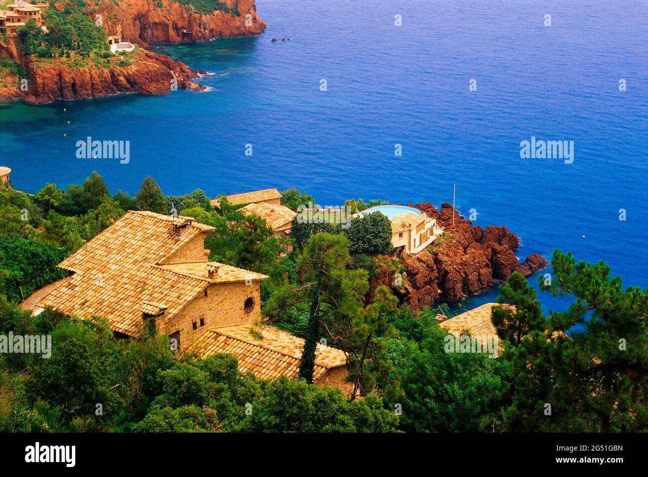 Erhöhte Ansicht von Häusern an der Küste, Cote d Azure, Frankreich Stockfoto