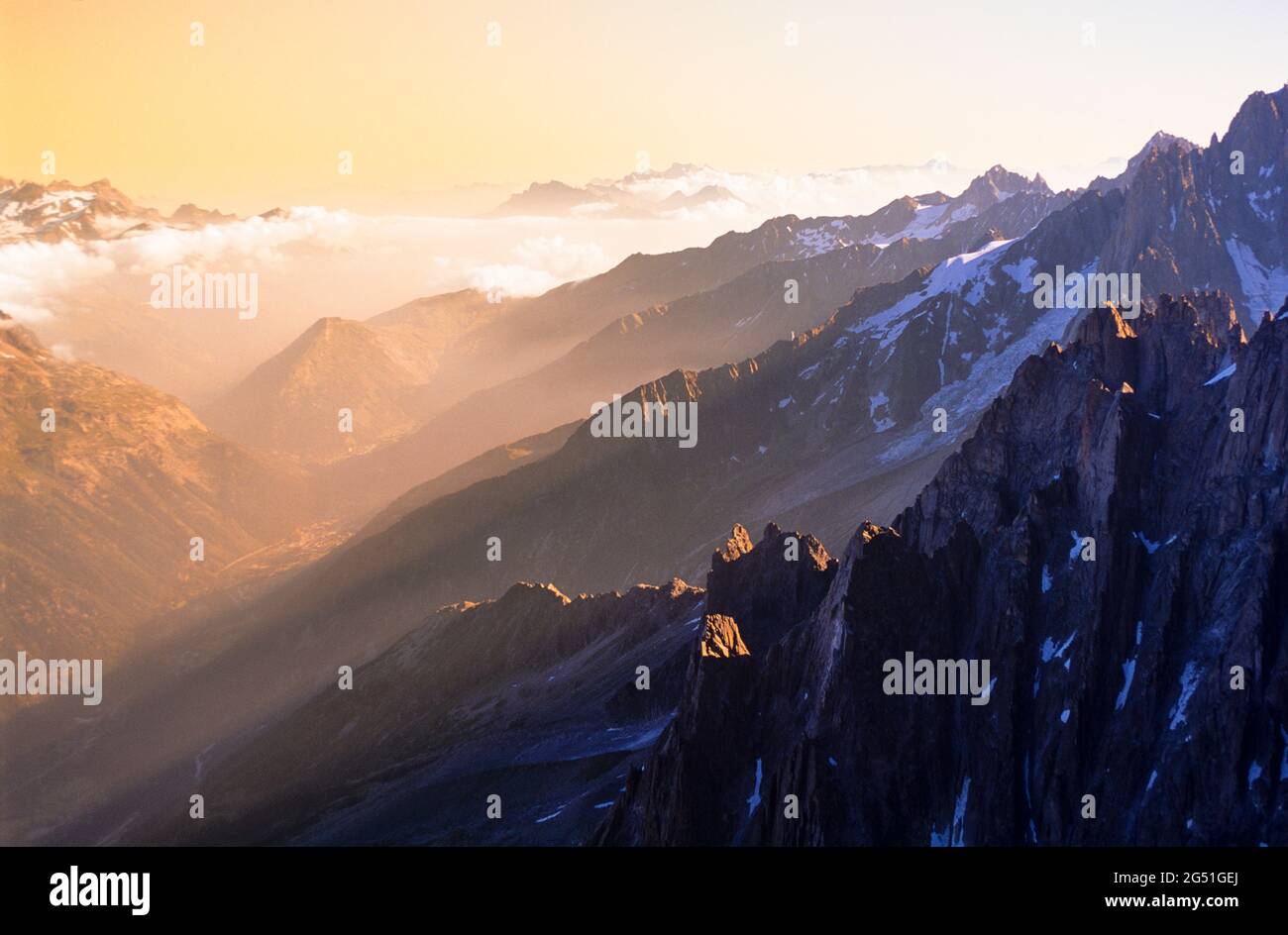 Blick auf die Alpen des Mont Blanc-Massivs bei Sonnenuntergang von der Aiguille du Midi, Haute-Savoie, Frankreich Stockfoto