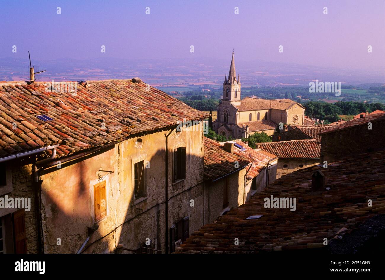 Erhöhte Ansicht der Altstadt mit Kirche, Bonnieux, Provence, Frankreich Stockfoto