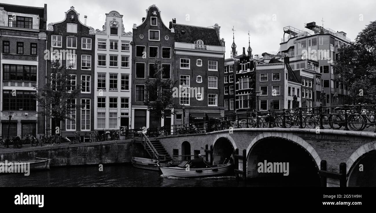 Brücke über den Kanal, Amsterdam, Niederlande Stockfoto