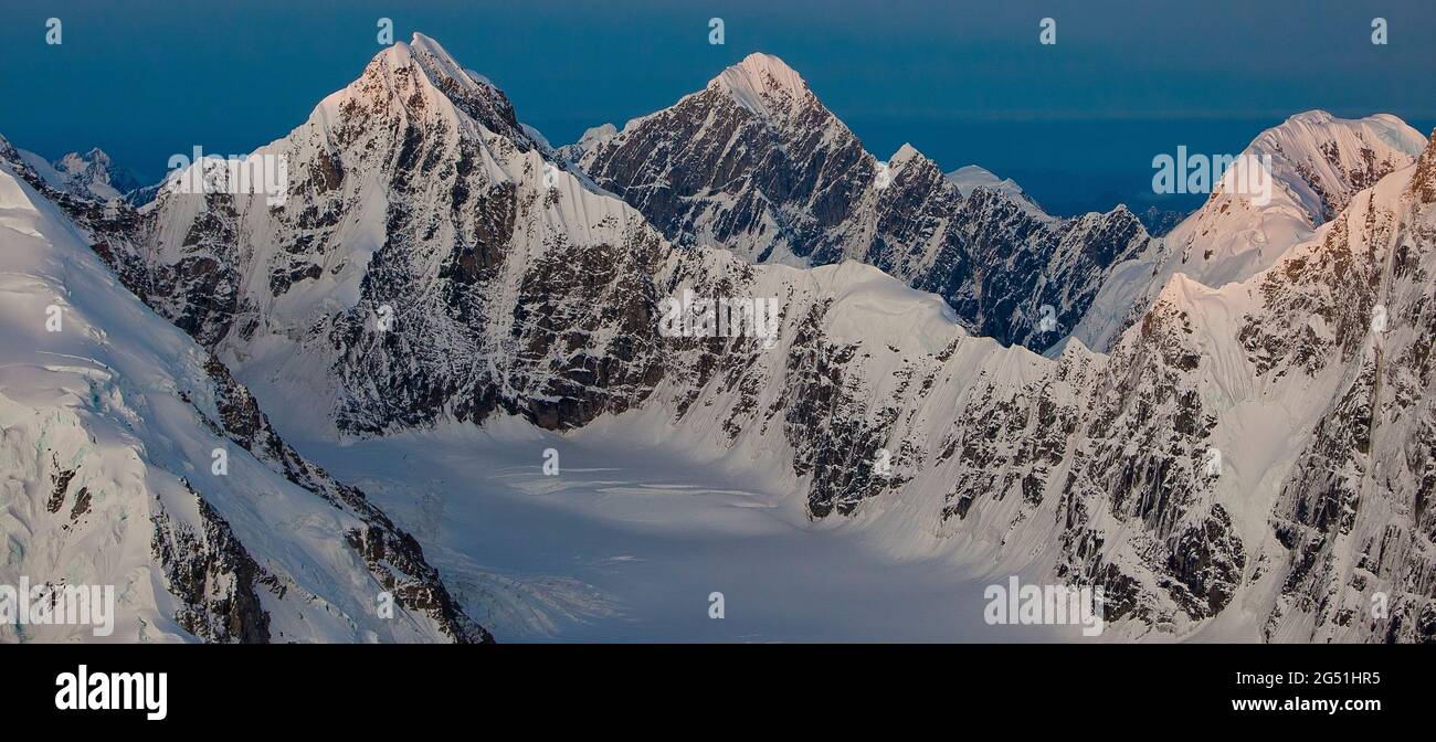 Majestätische schneebedeckte Berglandschaft bei Sonnenuntergang, Denali, Alaska, USA Stockfoto