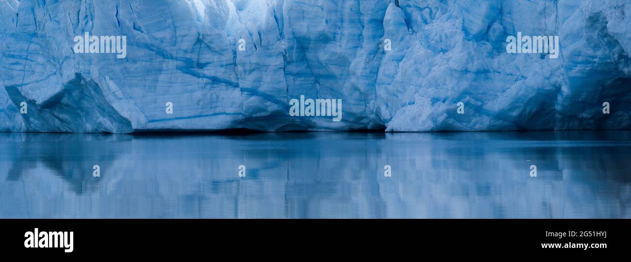 Grauer Gletscher fällt nach Lago Grey, Magellanes Region, Torres del Paine, Chile Stockfoto