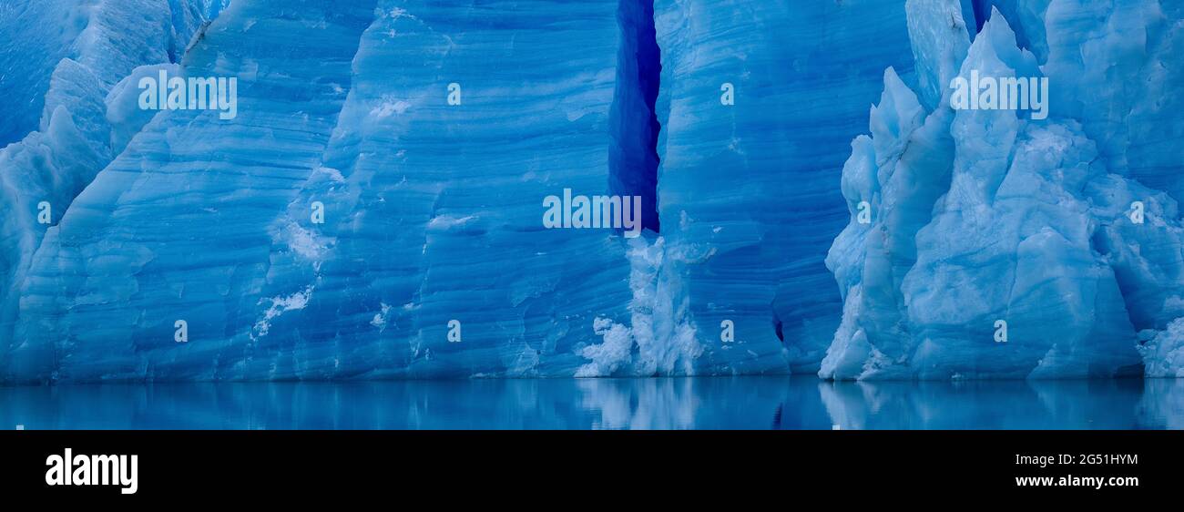 Grauer Gletscher fällt nach Lago Grey, Magellanes Region, Torres del Paine, Chile Stockfoto