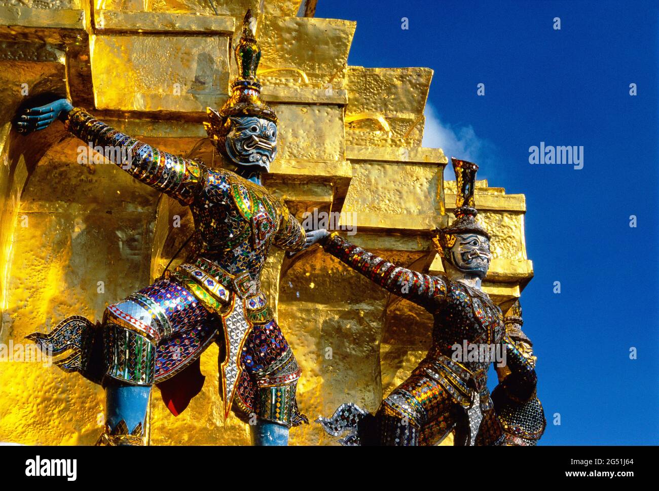 Statuen und goldene Architektur im Grand Palace, Bangkok, Thailand Stockfoto