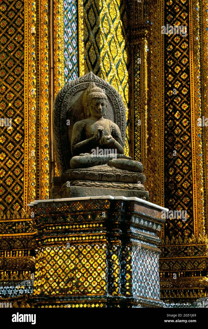 Buddha-Statue und goldene Architektur, Grand Palace, Bangkok, Thailand Stockfoto