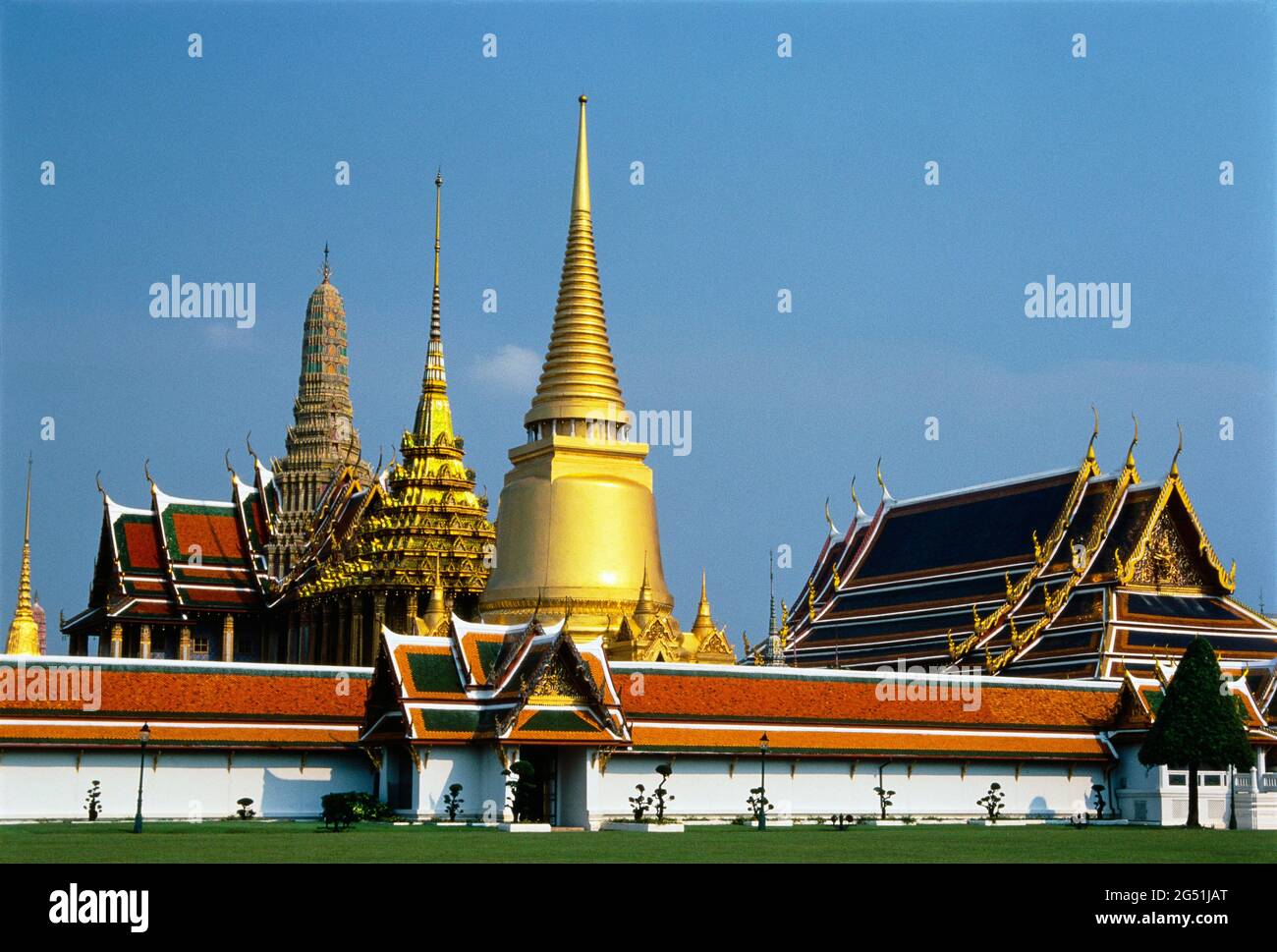 Großer Palast unter klarem Himmel, Bangkok, Thailand Stockfoto