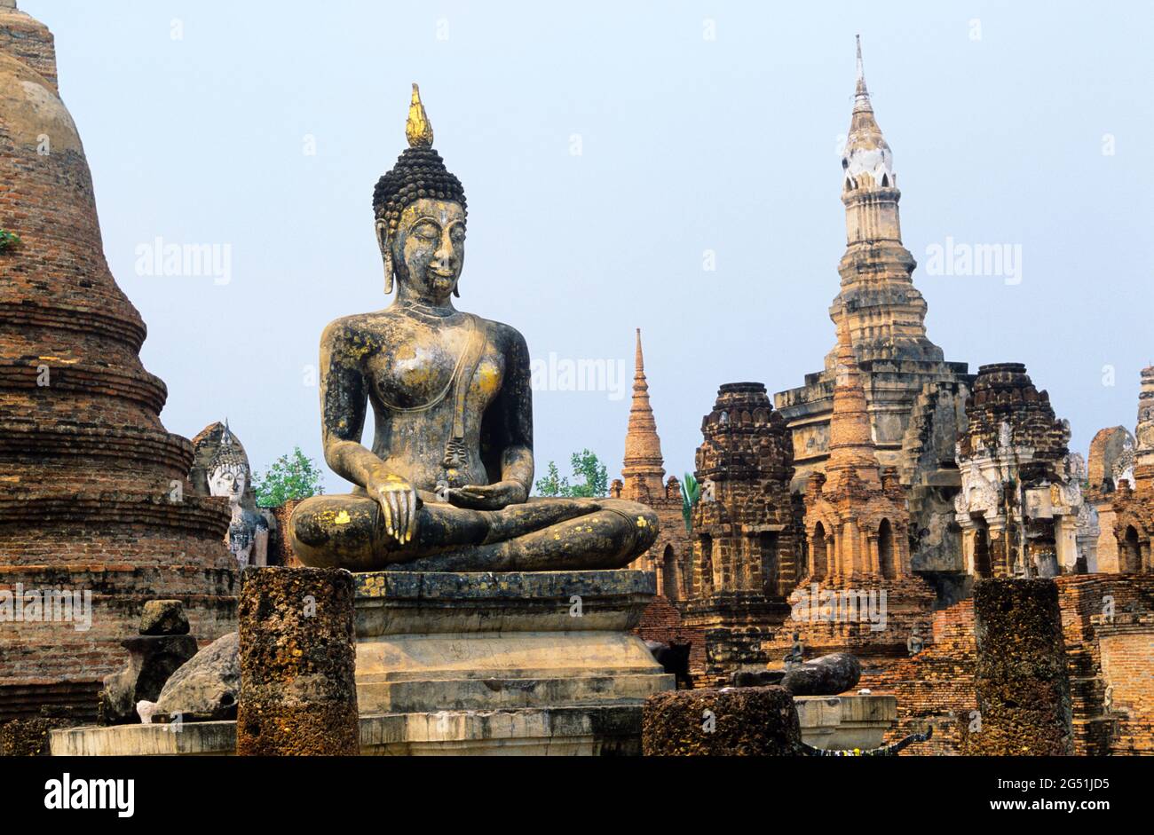 Buddha-Statue und Stupas, Phra Si Mahathat Tempel, Sukhothai Historischer Park, Thailand Stockfoto