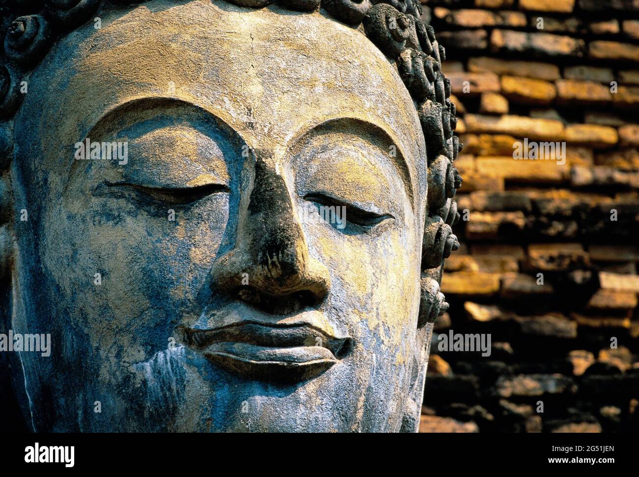 Nahaufnahme des Kopfes der Buddha-Statue, Phra Si Mahathat Tempel, Sukhothai Historical Park, Thailand Stockfoto