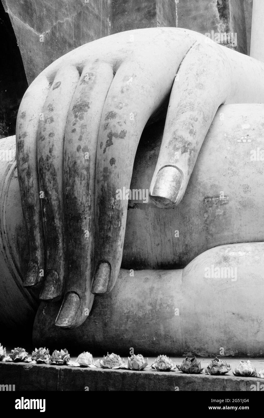 Nahaufnahme der Hand der Buddha-Statue, Si Chum Tempel, Sukhothai Historical Park, Thailand Stockfoto
