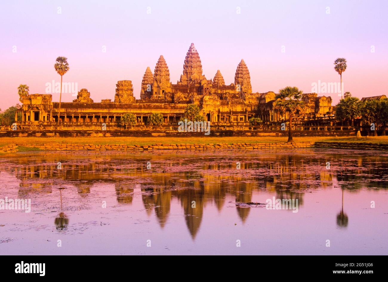 Angkor Wat Tempel spiegelt sich im Wasser bei Sonnenuntergang, Siem Reap, Kambodscha Stockfoto