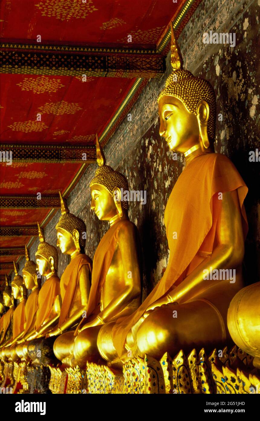 Reihe goldener Buddha-Statuen, Suthat Tempel, Bangkok, Thailand Stockfoto