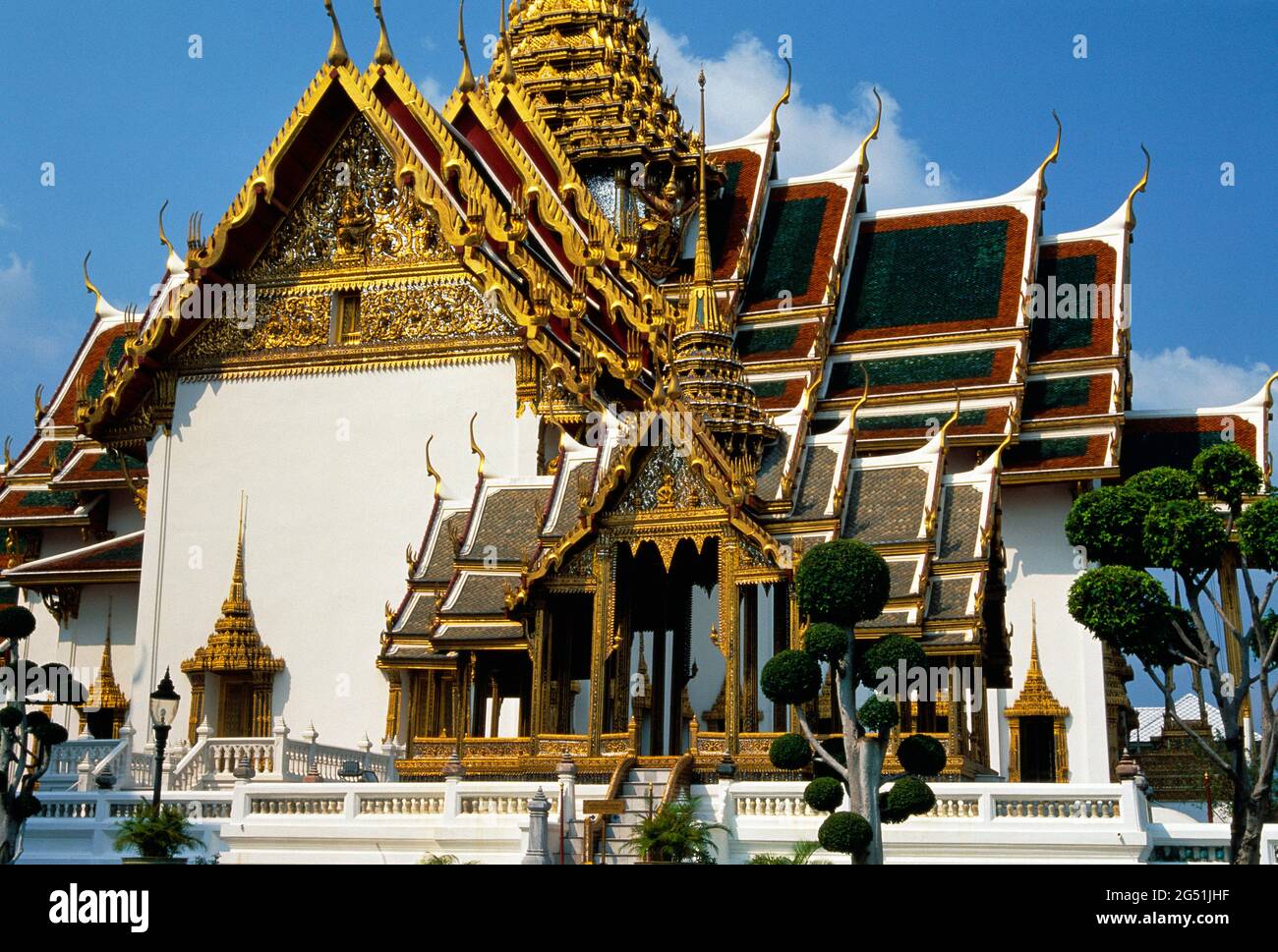 Außenansicht von Phra Maha Prasat, Grand Palace, Bangkok, Thailand Stockfoto