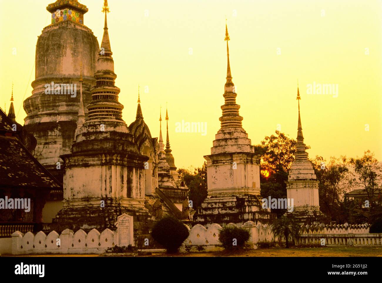Außenansicht des Wat Suan Dok Tempels bei Sonnenuntergang, Provinz Chiang Mai, Thailand Stockfoto