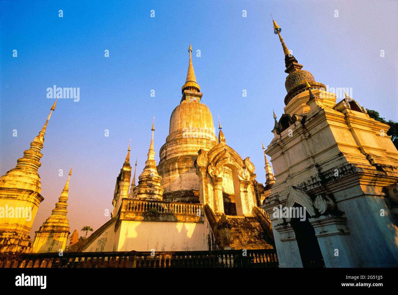 Außenansicht des Wat Suan Dok Tempels unter klarem Himmel, Provinz Chiang Mai, Thailand Stockfoto