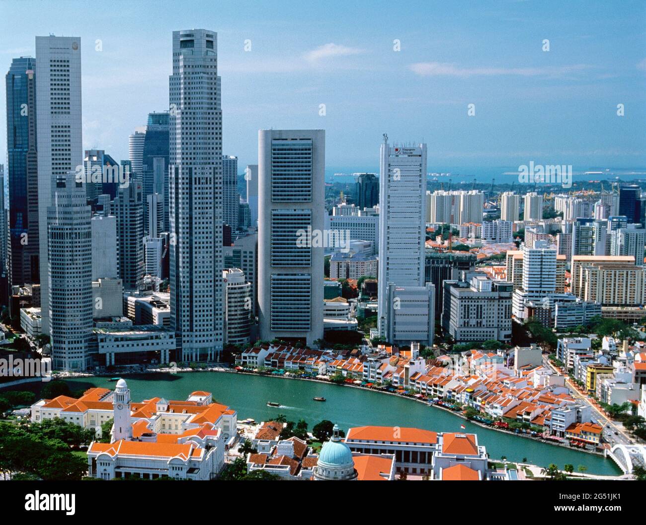 Stadtbild mit Wolkenkratzern und Hafen, Singapur Stockfoto