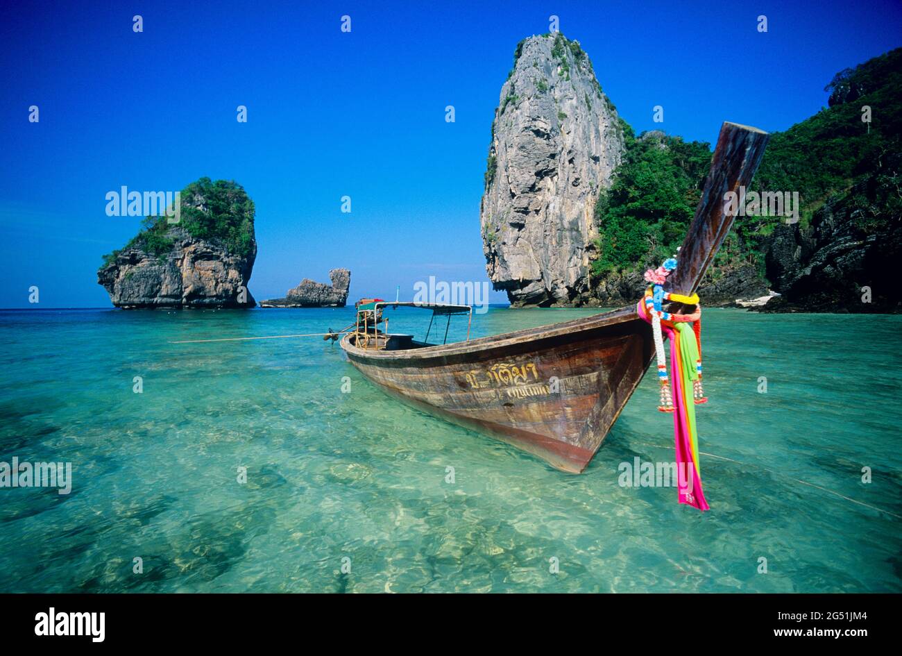 Traditionelles Langboot, das in der Nähe des Strandes, der Insel Ko Phi Phi, Thailand, Südostasien, gebunden ist Stockfoto