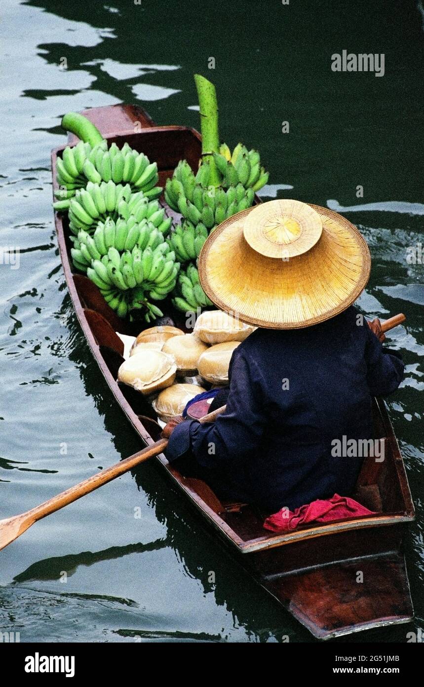 Hochwinkelansicht des schwimmenden Marktes, Damnoen Saduak, Thailand, Südostasien Stockfoto