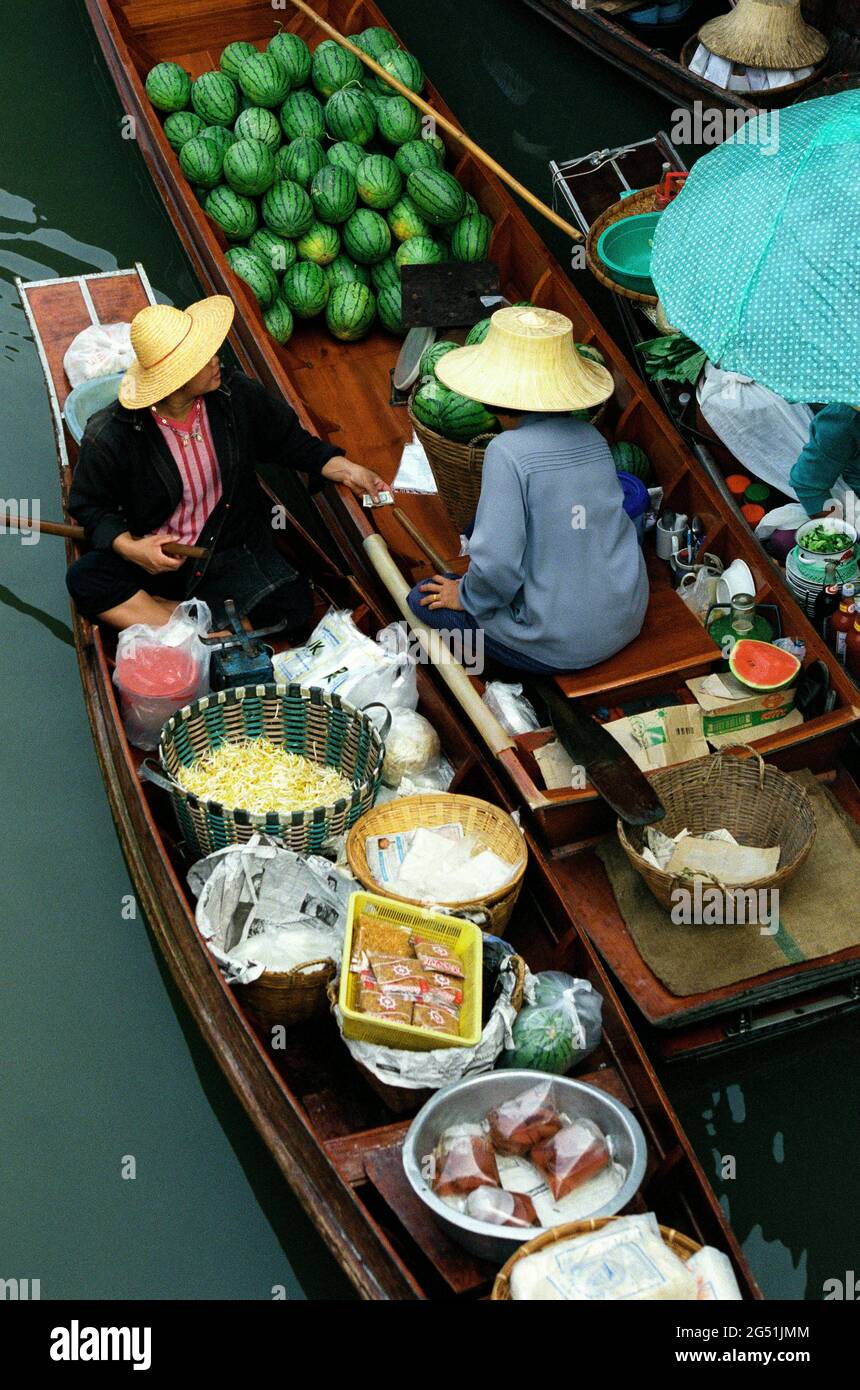Hochwinkelansicht des schwimmenden Marktes, Damnoen Saduak, Thailand, Südostasien Stockfoto