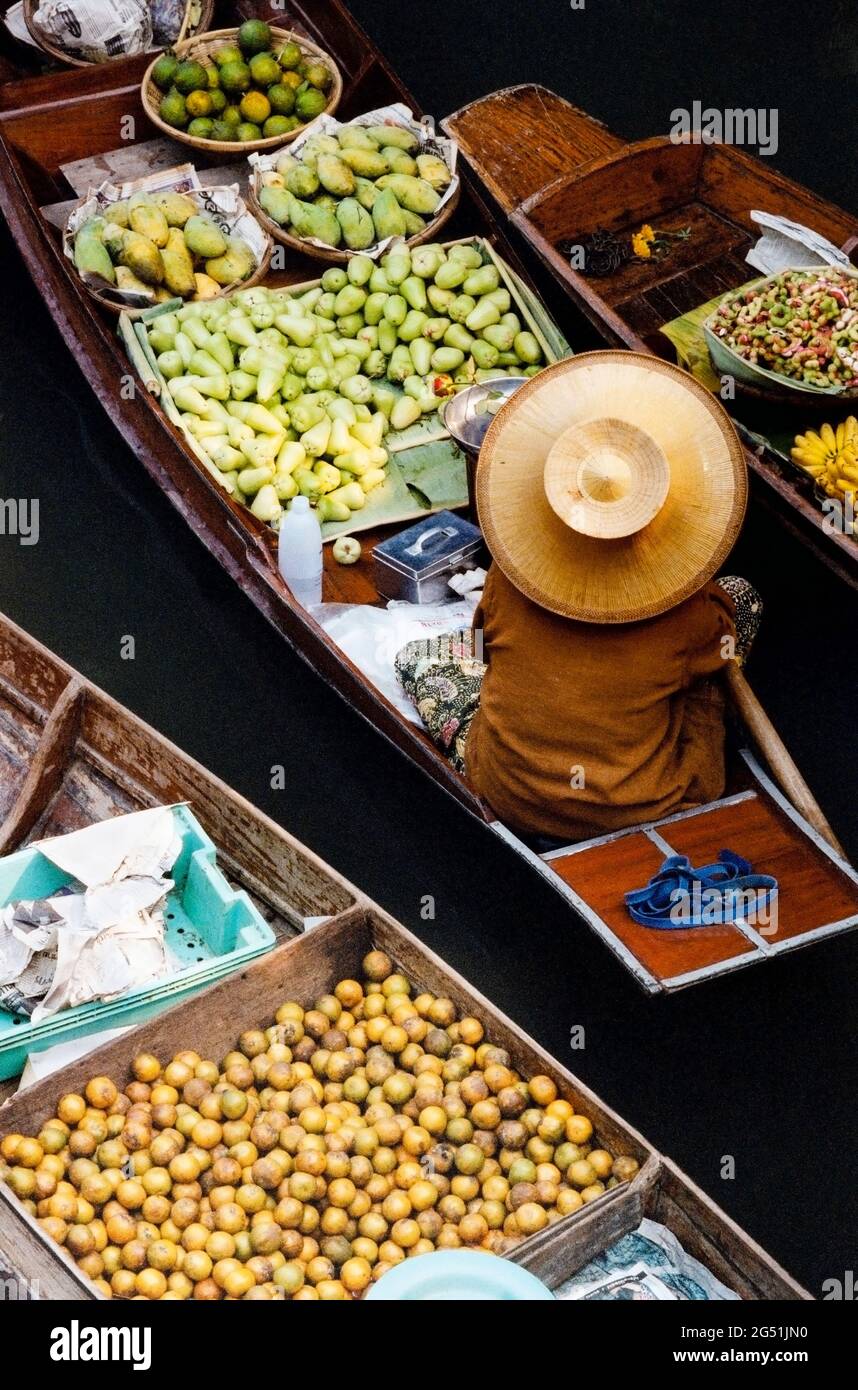 Hochwinkelansicht des schwimmenden Marktes, Damnoen Saduak, Thailand, Südostasien Stockfoto