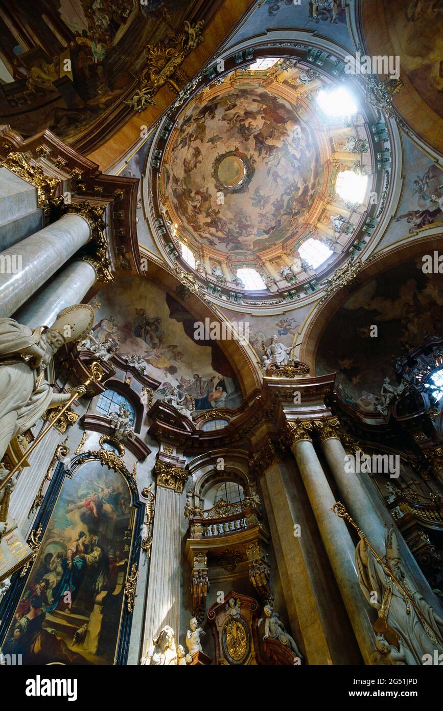 Niedriger Winkel Ansicht des Innenraums der Nikolaikirche, Prag, Tschechische Republik Stockfoto