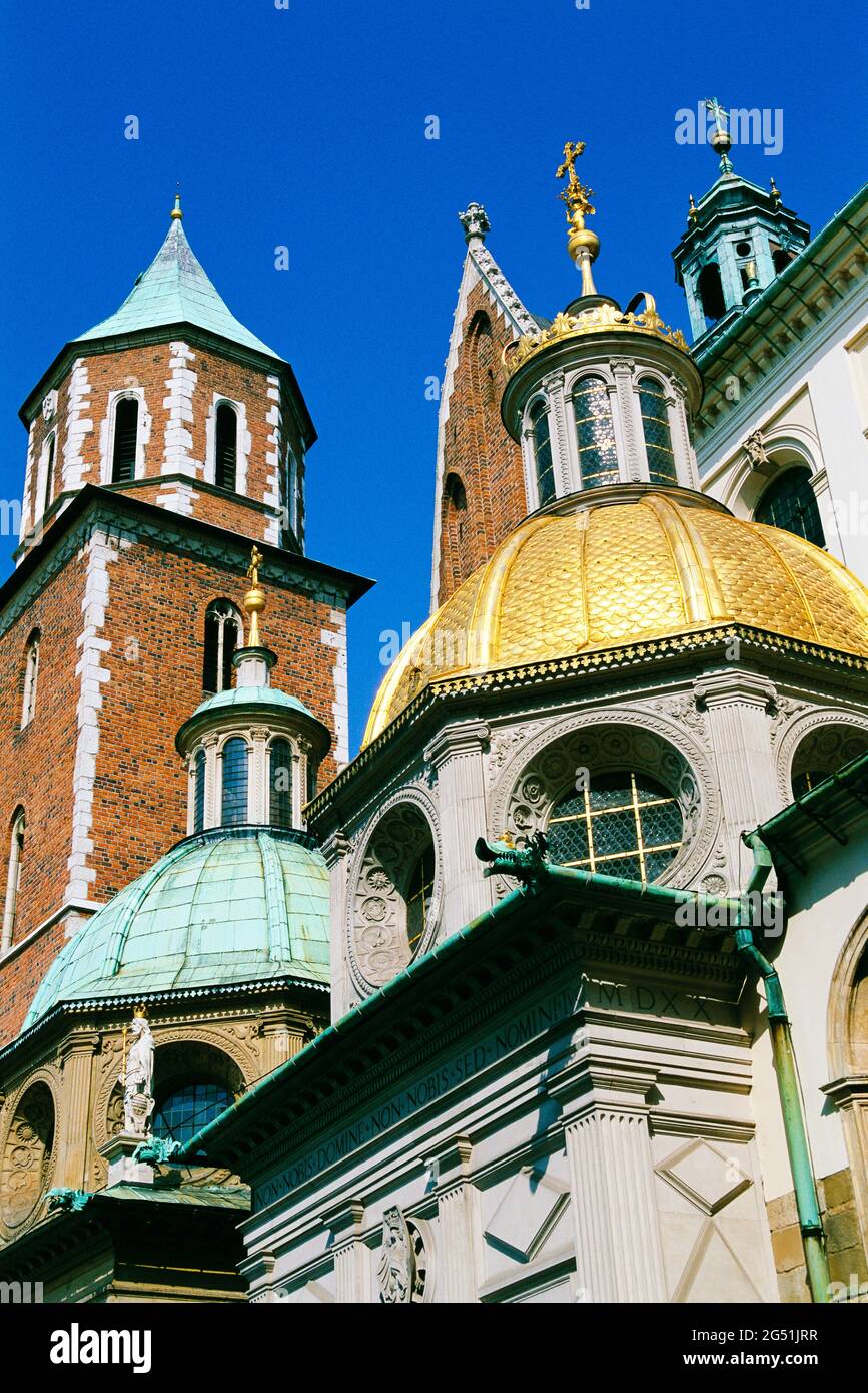 Kuppeln und Türme der Wawel-Kathedrale, Krakau, Polen Stockfoto