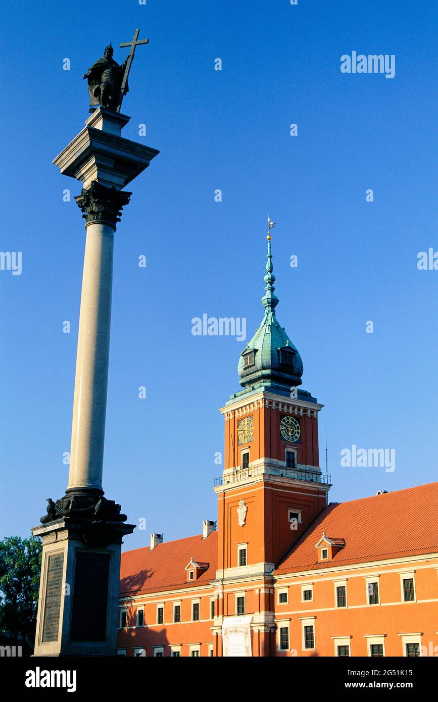 Sigismunds-Säule und Uhrenturm des Königsschlosses, Altstadt, Warschau, Woiwodschaft Masowien, Polen Stockfoto
