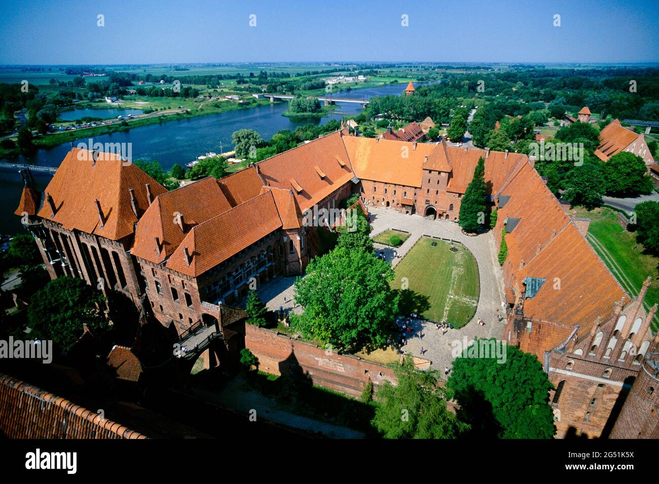 Luftaufnahme des Hofes und des Flusses Nogat, Schloss des Deutschen Ordens, Malbork, Pommersche Woiwodschaft, Polen Stockfoto