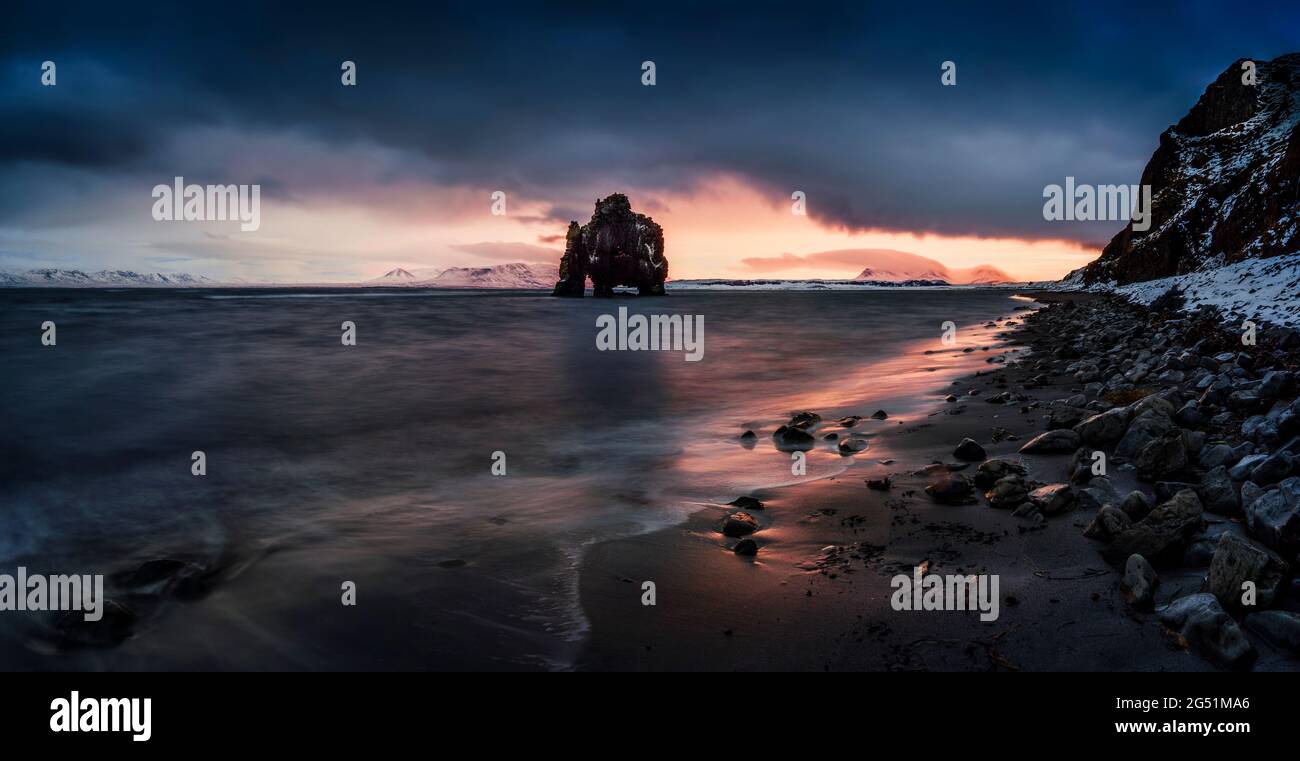 Hvitserkur Felsen und Küste bei Sonnenaufgang, Island Stockfoto