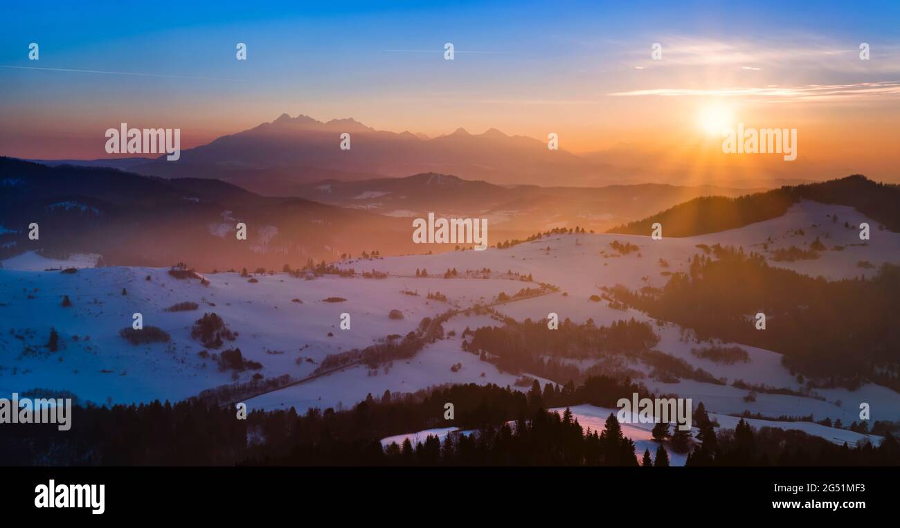 Nebel im Pieniny-Gebirge im Winter bei Sonnenaufgang und Tatra-Gebirge im Hintergrund, Woiwodschaft Kleinpolen, Polen Stockfoto
