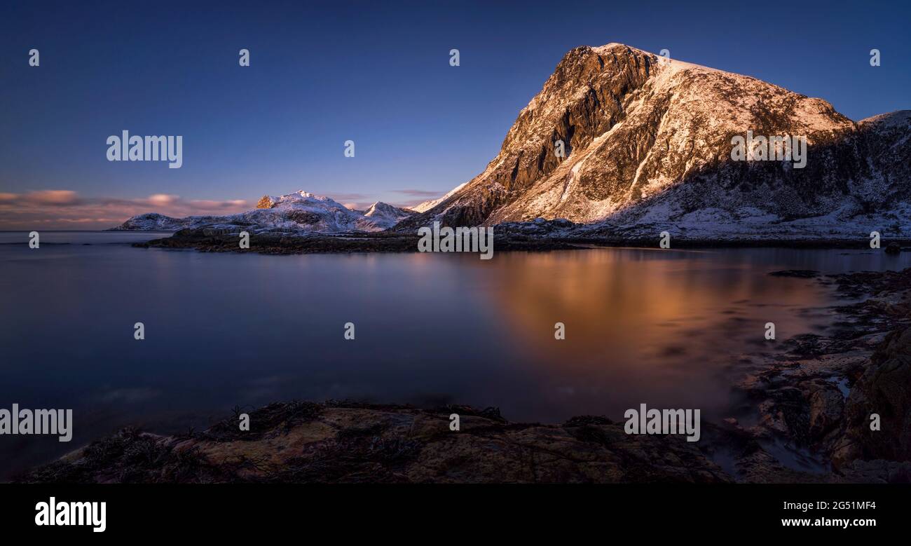 Landschaft mit Küstenberg im Winter, Offersoykamen, Lofoten, Norwegen Stockfoto