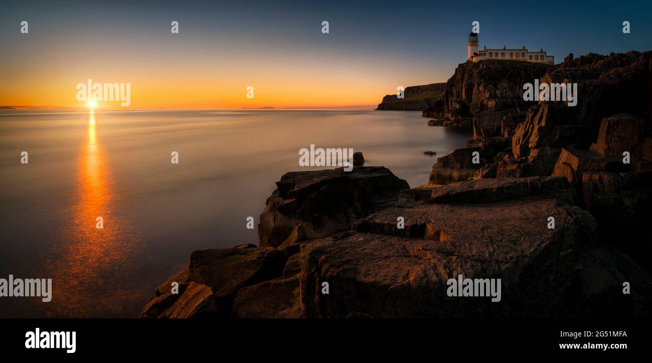 Neist Point Leuchtturm und Küstenklippen bei Sonnenuntergang, Isle of Skye, Schottland, Großbritannien Stockfoto