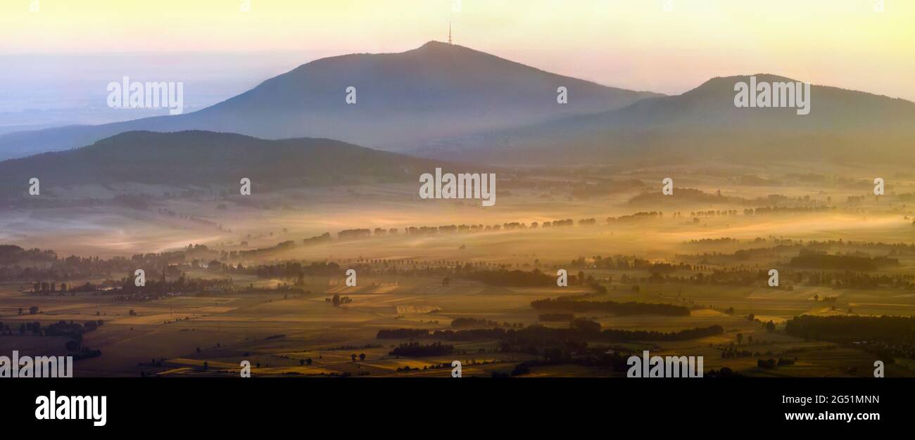 Sleza-Berg und Nebel bei Sonnenaufgang, Woiwodschaft Niederschlesien, Polen Stockfoto