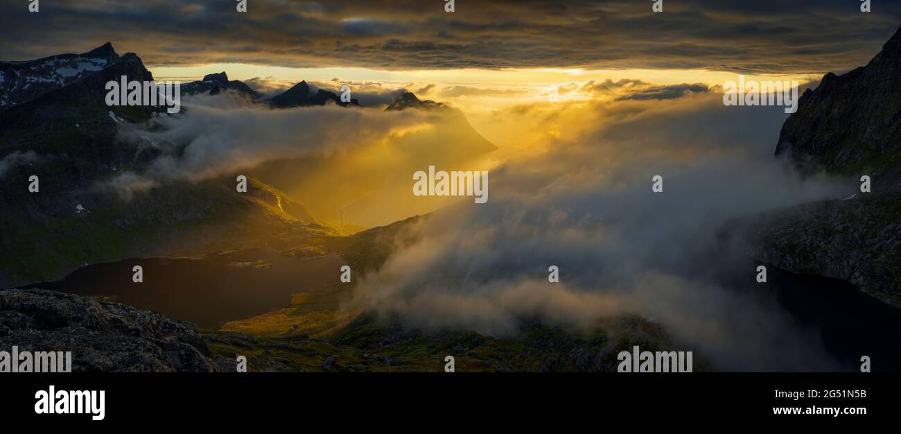 Landschaft mit Nebel bei Sonnenaufgang um Mefjorden, Senja, Norwegen Stockfoto