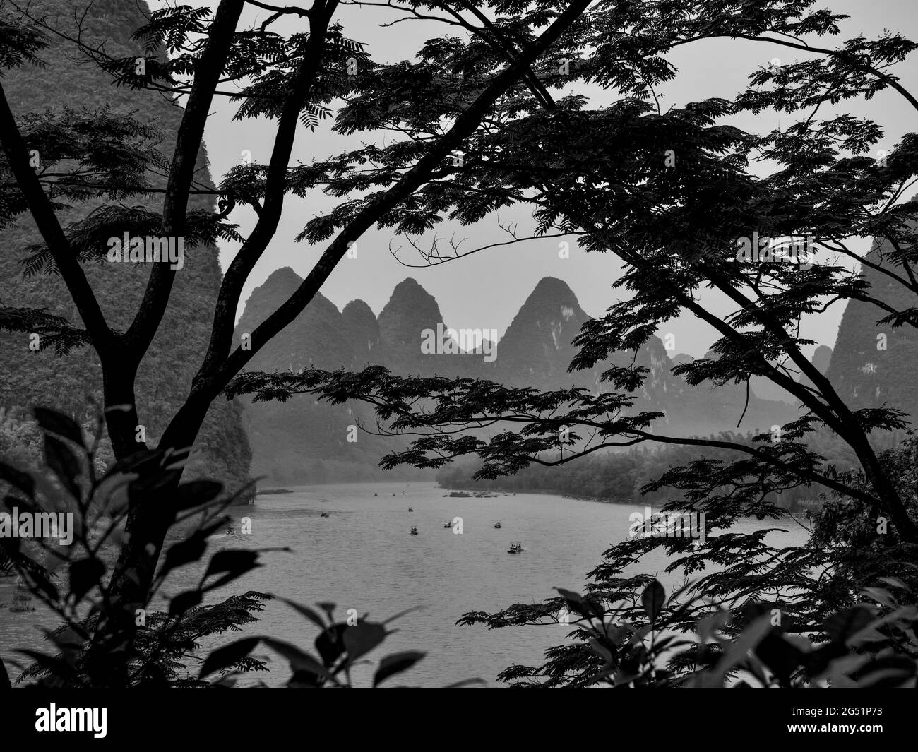 Schwarz-weiße Landschaft mit Fluss Li und Bergen, Xingping, Provinz Shaanxi, China Stockfoto