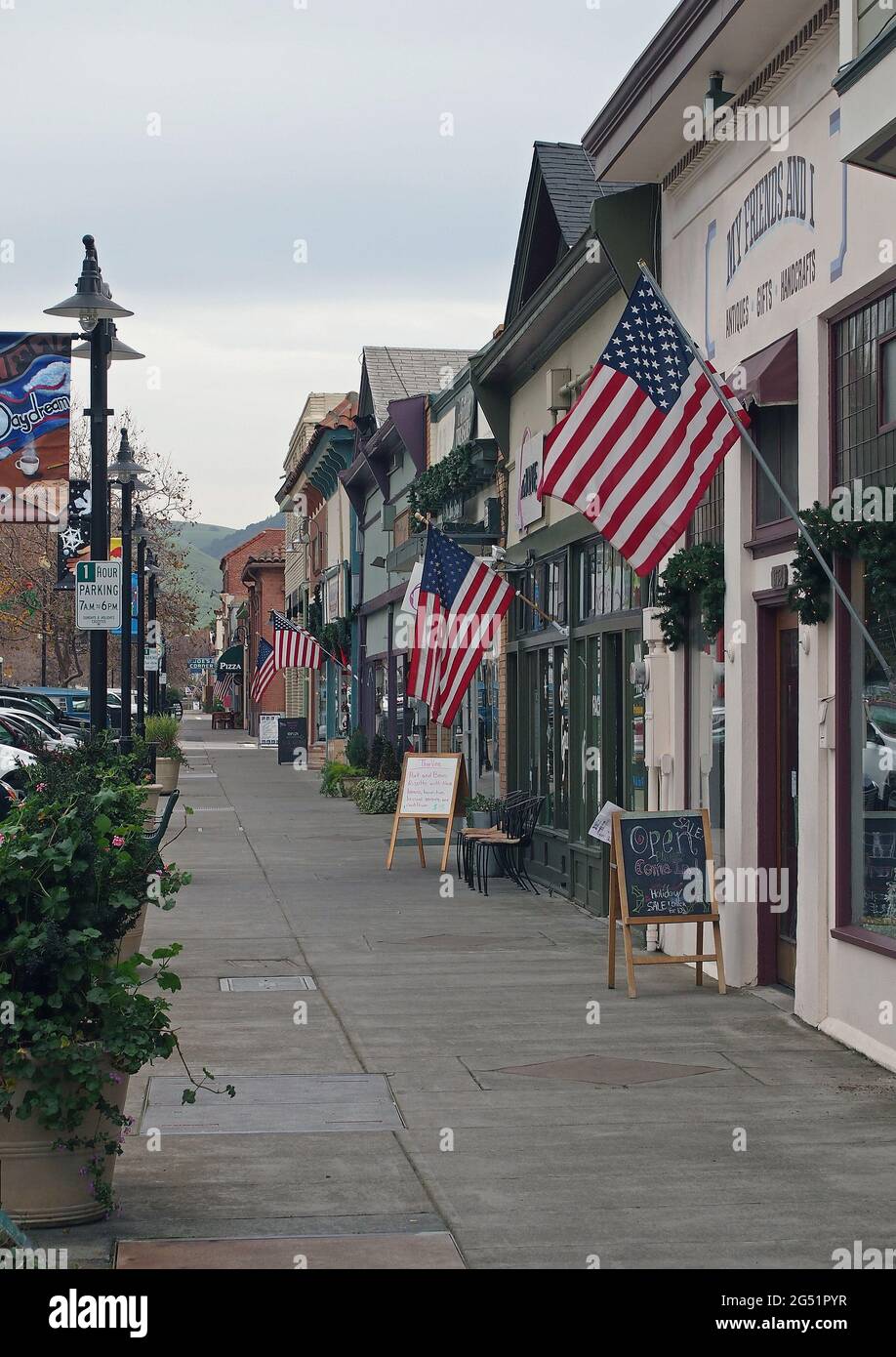 Geschäfte mit amerikanischen Flaggen entlang des Niles Boulevard im Niles District von Fremont, Kalifornien Stockfoto
