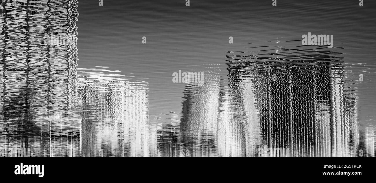 Schwarz-weiße Reflexe von Wolkenkratzern im Wasser Stockfoto
