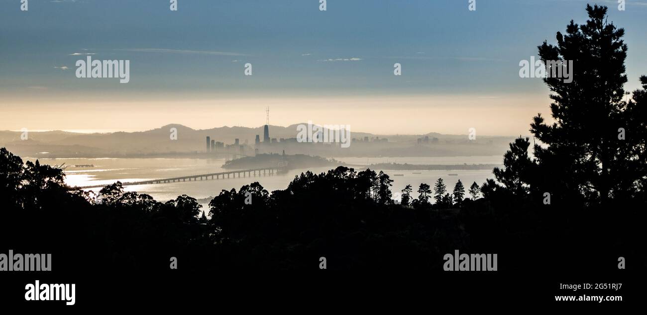 Skyline von San Francisco im Nebel bei Sonnenaufgang von Berkley, Kalifornien, USA aus gesehen Stockfoto