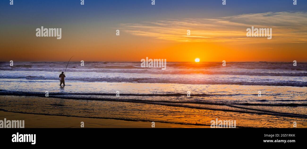 Fischer fischen im Pazifischen Ozean bei Sonnenuntergang Stockfoto