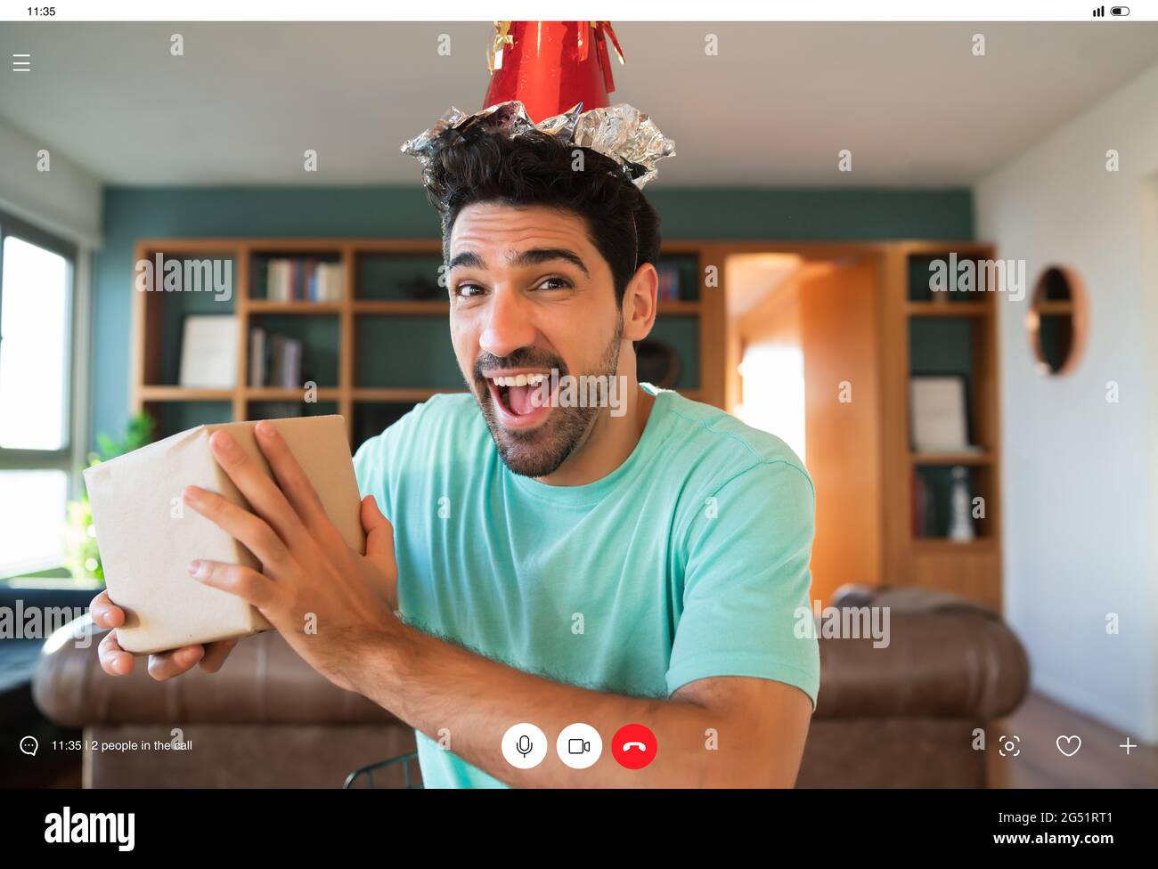 Mann, der seinen Geburtstag bei einem Videoanruf feiert. Stockfoto