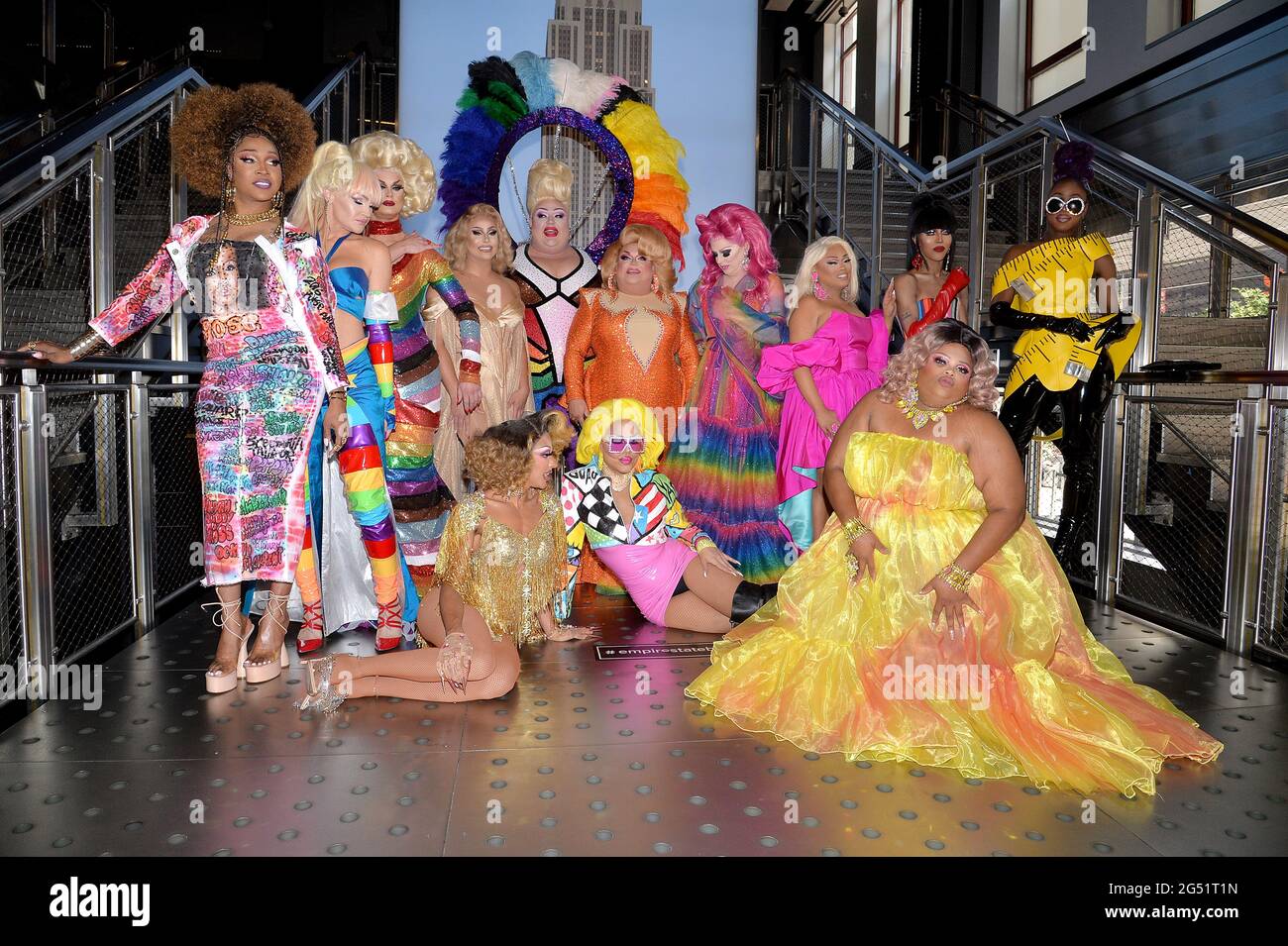 New York, USA. Juni 2021. (Oberste Reihe L-R) A'keria C. Davenport, Kylie Sonique Love, Scarlet Envy, Jan, Eureka!, Ginger Minj, Pandora Boxx, Jiggly Caliente, Trinity K. Bonet, Ra'Jah O'Hara, (Unterste Reihe L-R) Serena ChaCha, Yara Sofia und Silky Muskatnuss Ganache stellen sich als Gastgeber der Besetzung von „RuPaul's Drag Race All Stars“ der Saison 6 in New York, NY, 24. Juni 2021 vor. (Foto von Anthony Behar/Sipa USA) Quelle: SIPA USA/Alamy Live News Stockfoto