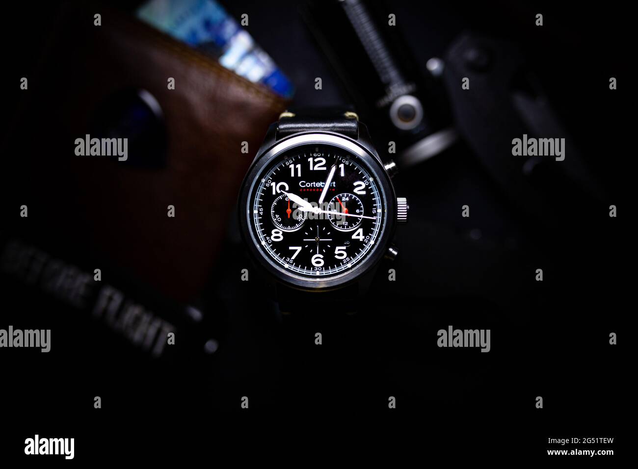 Cortebert Uhr umgeben von Ausrüstung Stockfoto