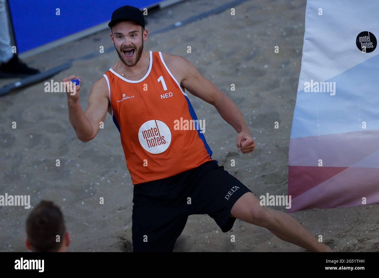 Den Haag, NIEDERLANDE - 24. JUNI: Ruben Penninga (1) aus den Niederlanden, Christiaan Varenhorst (2) aus den Niederlanden, während des CEV Continental Cup Finales Beachvolleybal 2021 im Hague Beach Stadion am 24. Juni 2021 in Den Haag, Niederlande (Foto: Pim Waslander/Orange Picics) Quelle: Orange Pics BV/Alamy Live News Stockfoto