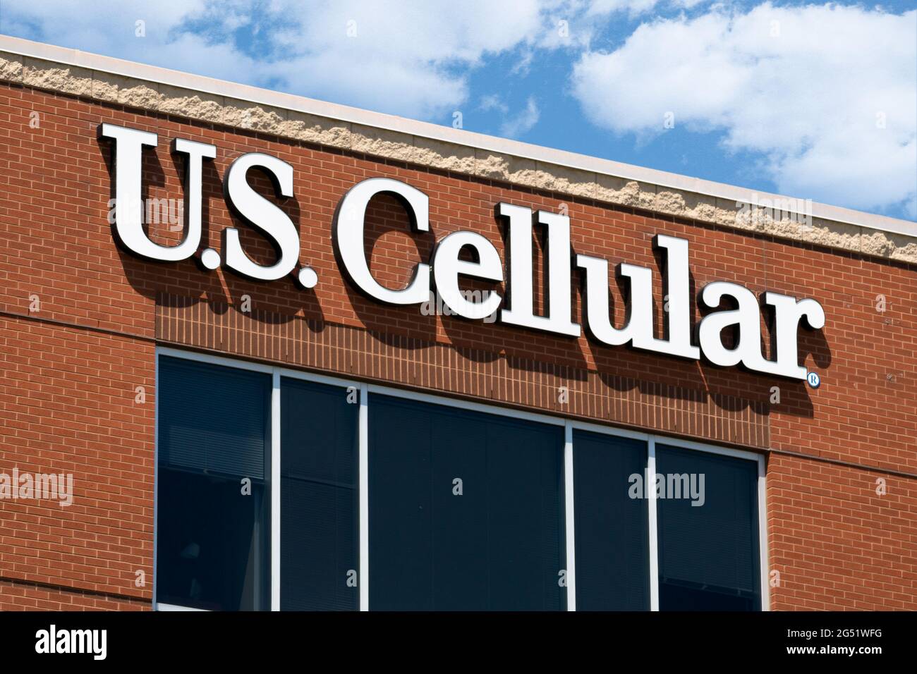 MADISON, WI, USA - 18. JUNI 2021 - Außenschild und Markenlogo der Unternehmenszentrale von U.S. Cellular. Stockfoto