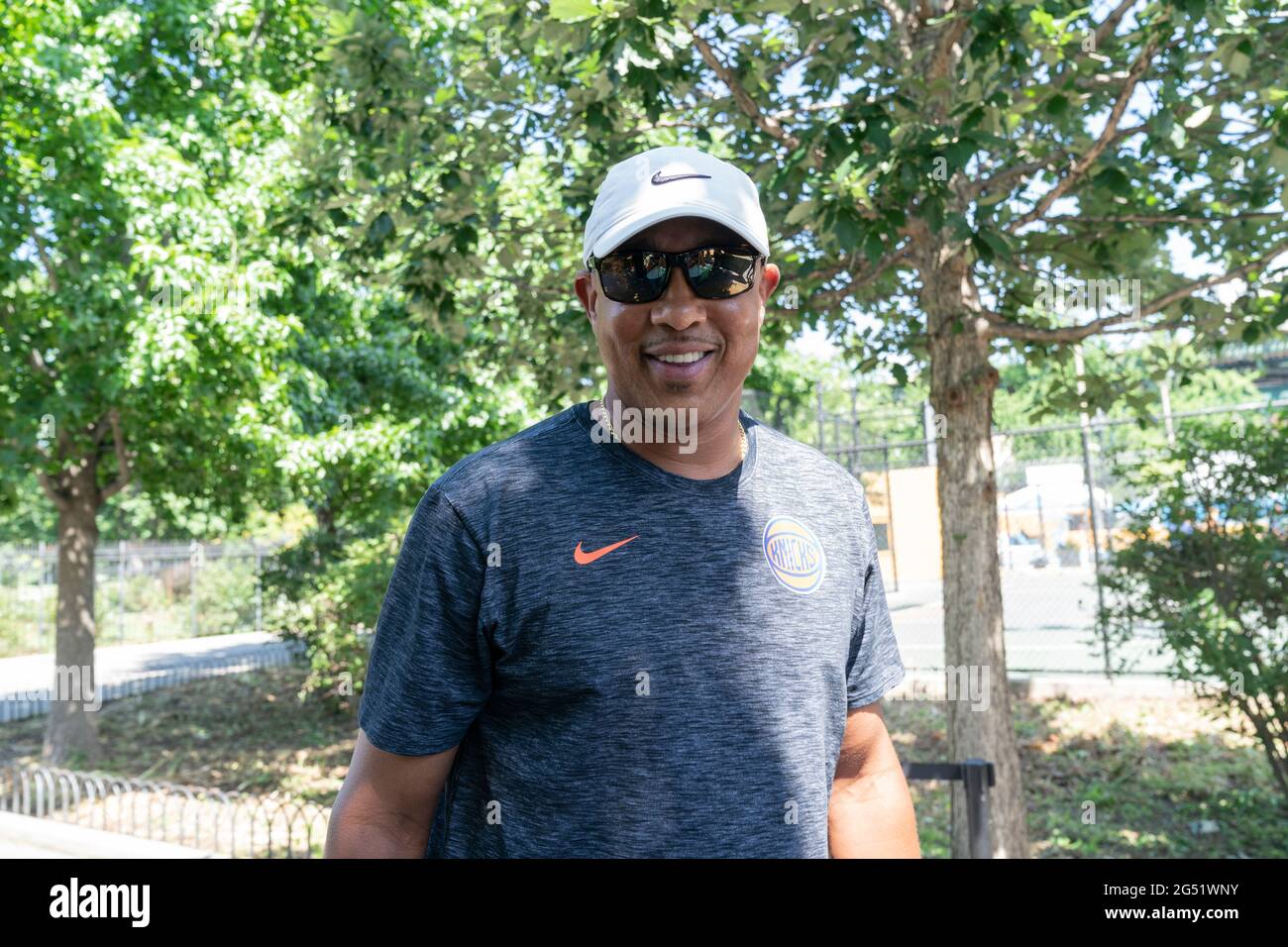 New York, NY - 24. Juni 2021: John Starks besucht die NYC Parks, die Garden of Dreams Foundation und DAS SCAN-Harbour-Schneideband auf der Renovierung des Mullaly Recreation Center in der Bronx Stockfoto