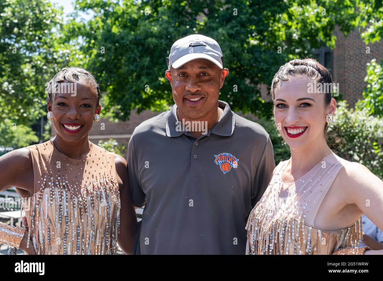 New York, NY - 24. Juni 2021: Radio City Rockettes Danelle und Maranda und John Starks besuchen die NYC Parks, die Garden of Dreams Foundation und SCAN-Harbour Cutting Ribbon auf der Renovierung des Mullaly Recreation Center in der Bronx Stockfoto