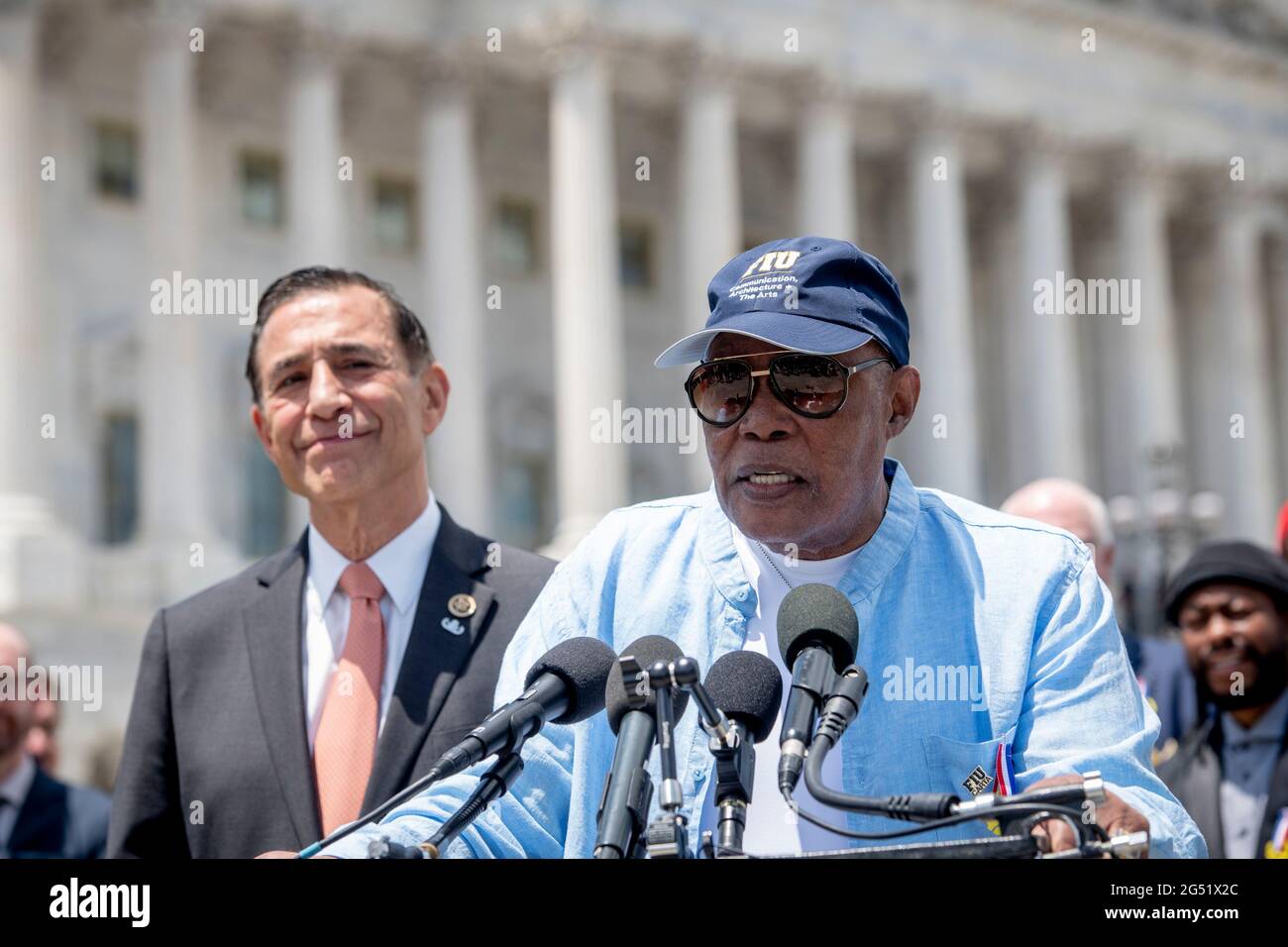 Washington, Vereinigte Staaten Von Amerika. Juni 2021. Der US-Repräsentant Darrell Issa (Republikaner von Kalifornien), links, hört zu, während Sänger Sam Moore während einer Pressekonferenz zur Einführung des American Music Fairness Act außerhalb des US-Kapitols in Washington, DC, am Donnerstag, den 24. Juni 2021, Bemerkungen anbietet. Quelle: Rod Lampey/CNP/Sipa USA Quelle: SIPA USA/Alamy Live News Stockfoto