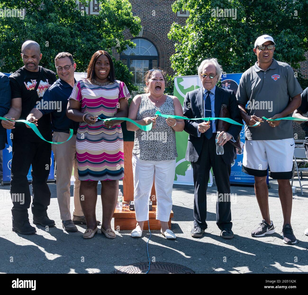 New York, Usa. Juni 2021. NYC Parks, Garden of Dreams Foundation und SCAN-Harbor Cut Ribbon auf Mullaly Recreation Center Renovierung in der Bronx in New York am 24. Juni 2021. Von links nach rechts Darryl ‘DMC' McDaniels, MSG Networks-Moderator Bill Pidto, Stadtratsmitglied Vanessa Gibson, Bronx Parks-Kommissarin Iris Rodriguez-Rosa, Executive Director von SCAN-Harbour Lew Zuchman, John Starks. (Foto von Lev Radin/Sipa USA) Quelle: SIPA USA/Alamy Live News Stockfoto