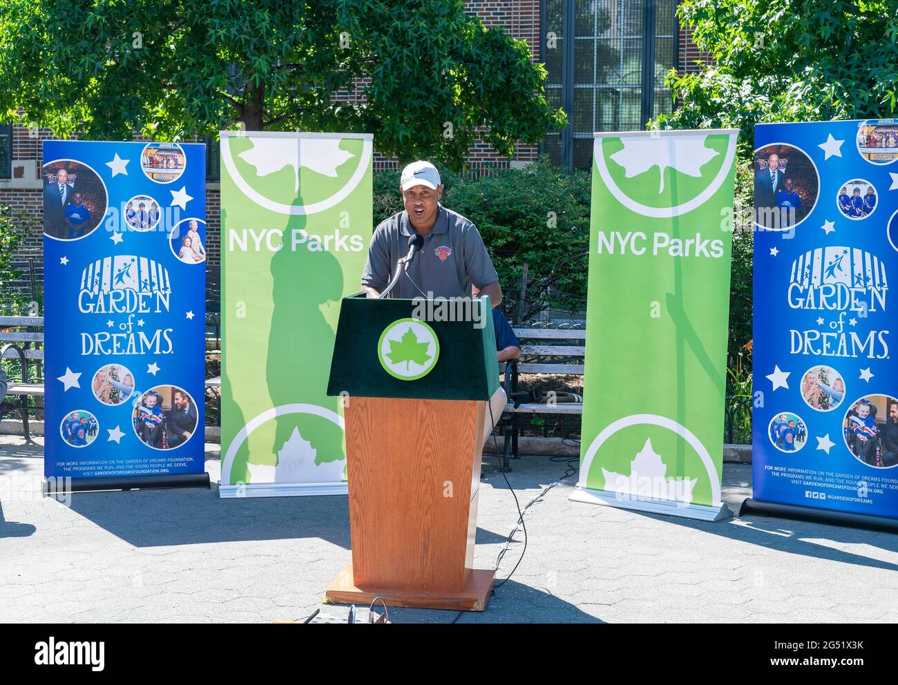 New York, Usa. Juni 2021. John Starks, Vorstandsmitglied der Garden of Dreams Foundation und ehemaliger Knicks-Spieler, spricht am 24. Juni 2021 während der Renovierung des Mullaly Recreation Center in der Bronx in New York während der NYC Parks, der Garden of Dreams Foundation und des SCAN-Harbour Cut Ribbon. (Foto von Lev Radin/Sipa USA) Quelle: SIPA USA/Alamy Live News Stockfoto