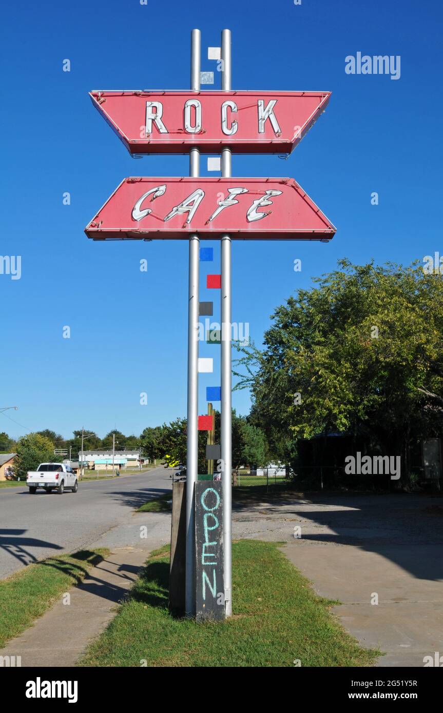 Das Neonschild für das historische Rock Cafe an der Route 66 in Stroud, Oklahoma. Das Café wurde 1939 eröffnet. Stockfoto
