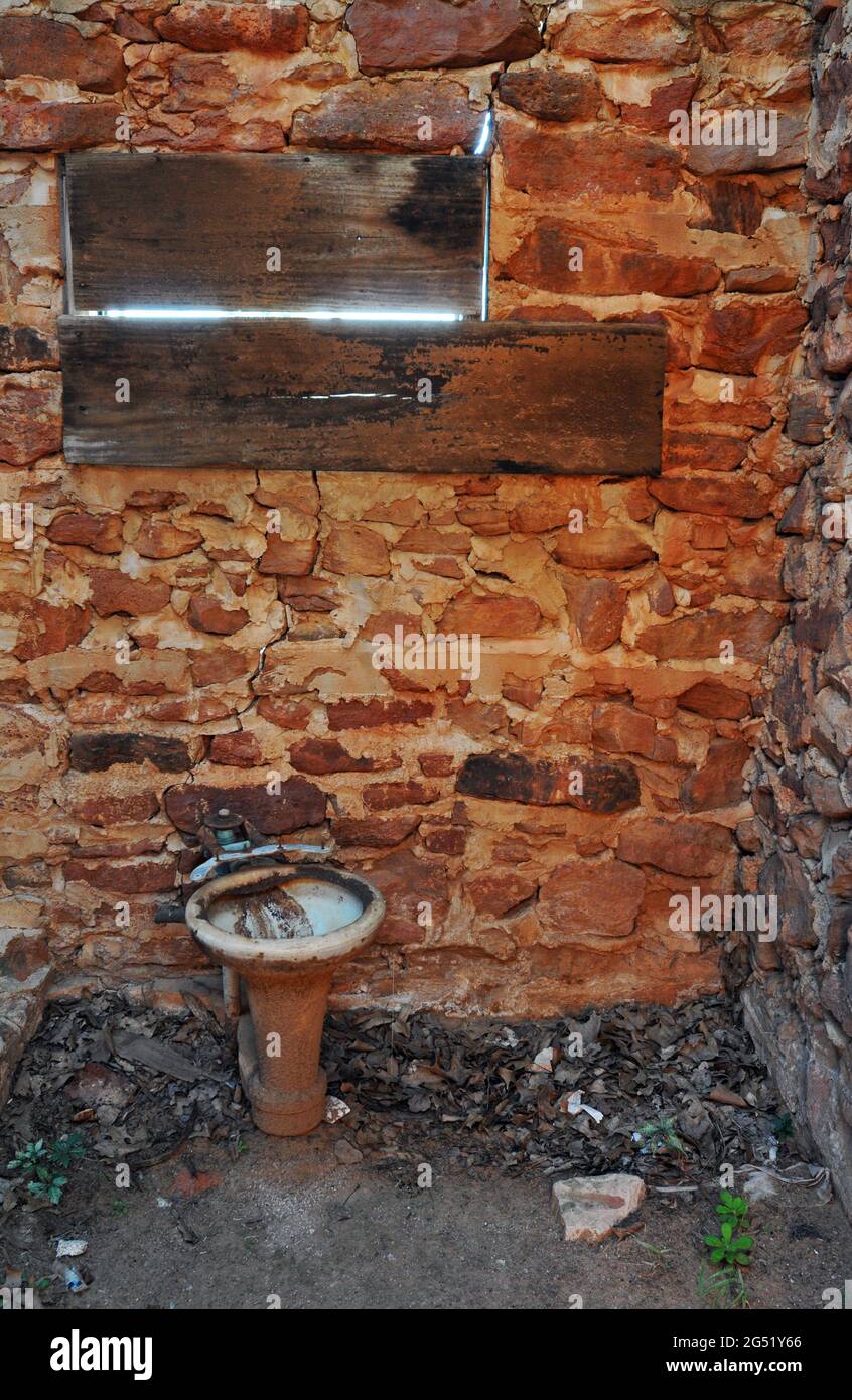 Eine gusseiserne Toilette in einem steinernen Nebengebäude aus den 1920er Jahren an der Seaba Station, einer restaurierten Tankstelle an der Route 66 in Warwick, Oklahoma. Stockfoto